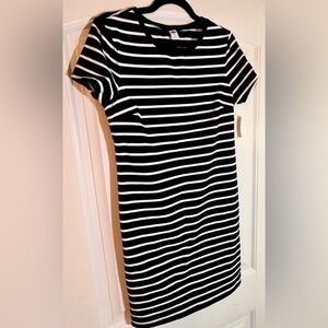 Black and white dress, crew neck, t- dress
